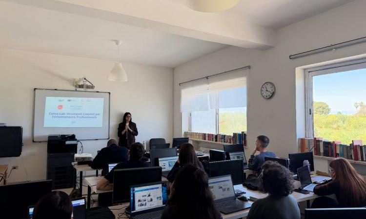 Partecipanti al laboratorio Canva Lab in aula informatica a San Cassiano