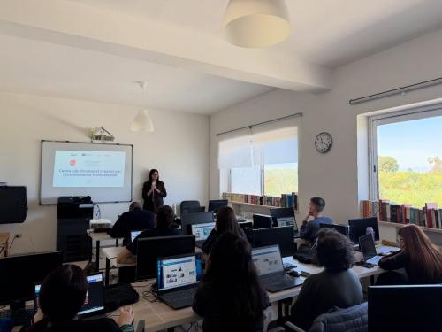 Partecipanti al laboratorio Canva Lab in aula informatica a San Cassiano